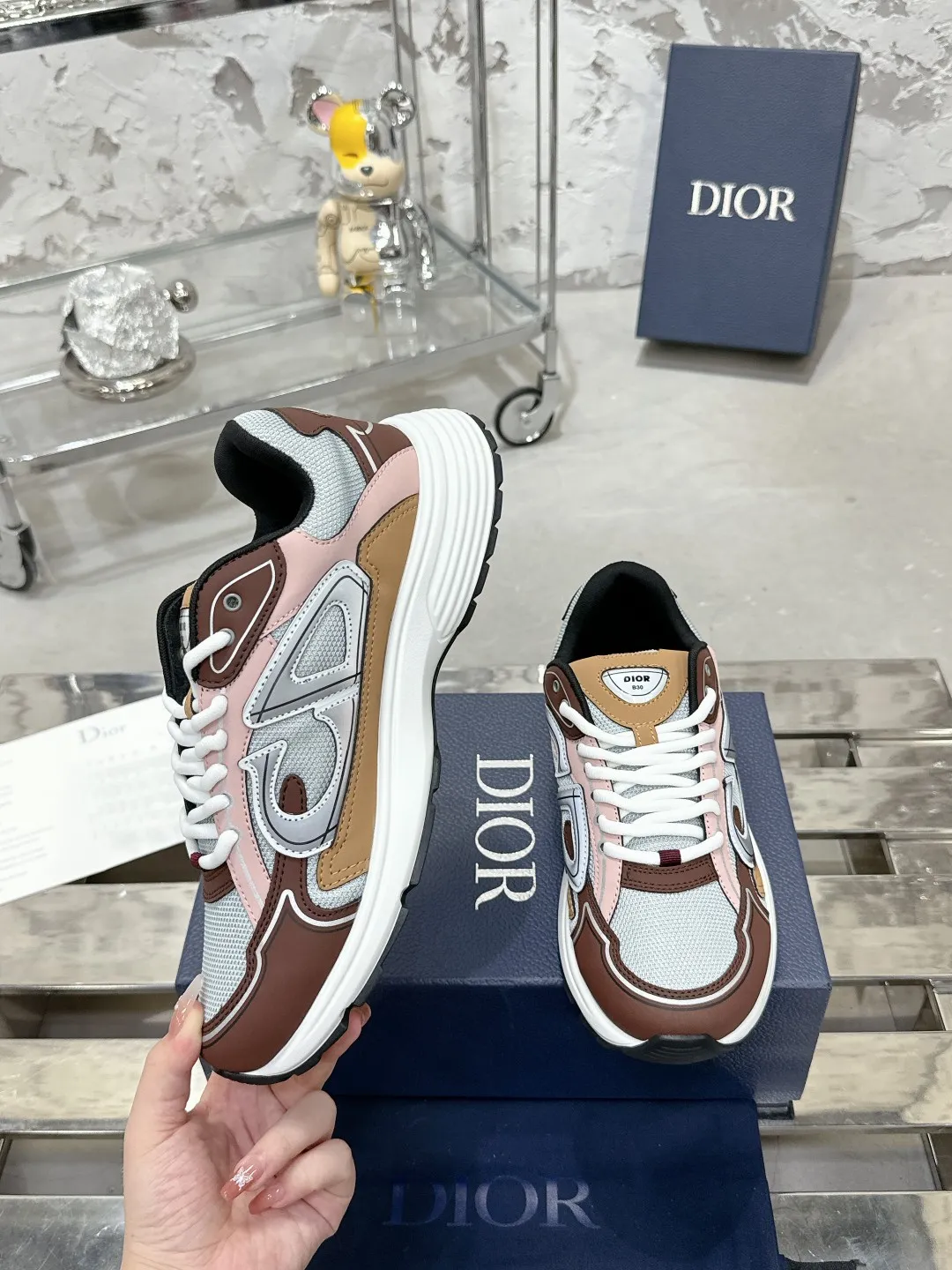 Men's men's shoes 💰600❤️❤️❤️High version Dior Dior's latest color matching B30 series reflective dad sneakers original 17380💰 purchased for development and production Brand new B30 sneakers Dad Shoes style shoes that follow the trend of the retro market The Dior logo on the tongue also indicates that this pair of shoes is the B30 model! B30 uses fine-textured leather and mesh cloth materials to form a shoe body. There are conspicuous letters CD on both sides of the shoe body to indicate identity. Many lines on the shoe body outline details to make the shoes look less monotonous and full of retro flavor. The delivery counter is exquisitely packaged🛍📦 ▪️Fabric: Original customized technical fabric + mesh ▪️Inner lining: Customized breathable lining ▪️Outsole: Original molded IP foam + TPU outsole ▪️Sole thickness: 3.5CM ▪️Size: Women’s size 35-40 / Men’s size 39-46